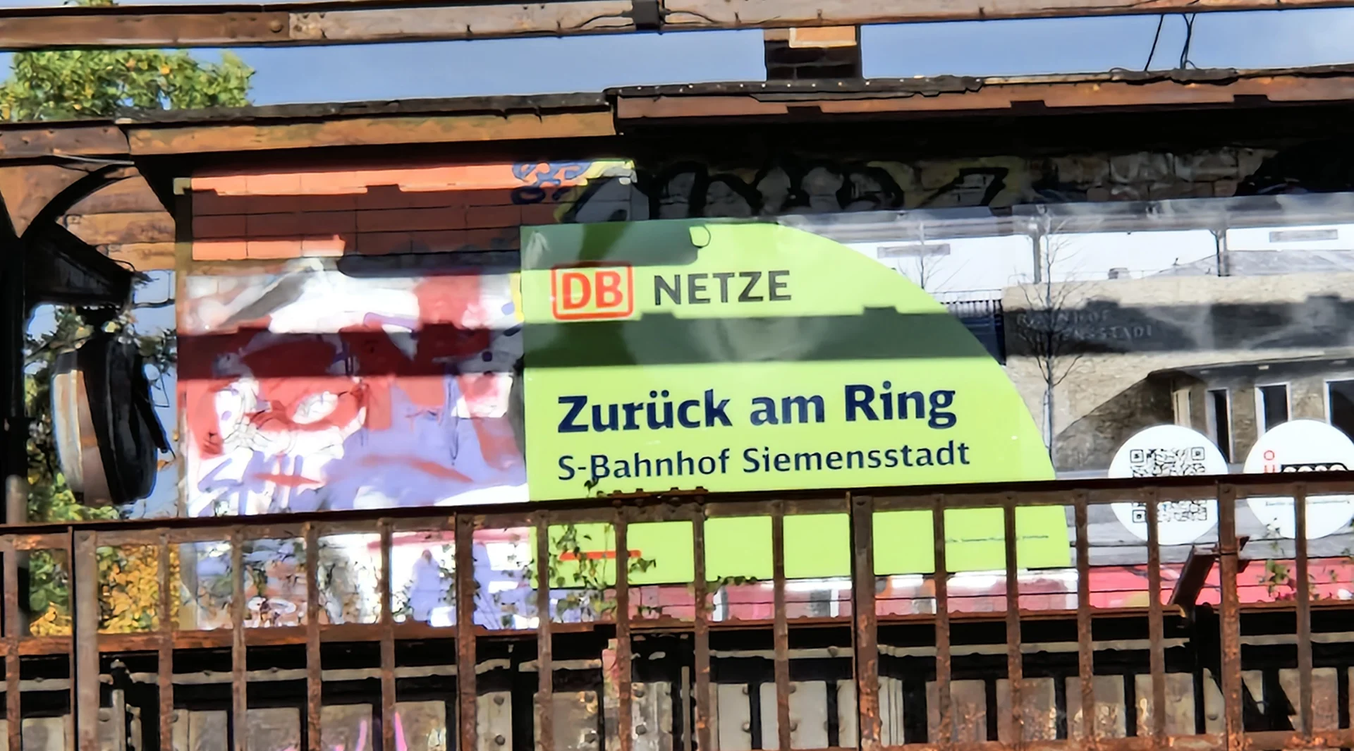 Het nu nog gesloten S-Bahn-station op de Rohrdamm in Siemensstadt in Berlijn wordt na een opknapbeurt heropend en vormt straks de ‘hoofdingang’ van Siemensstadt Square.