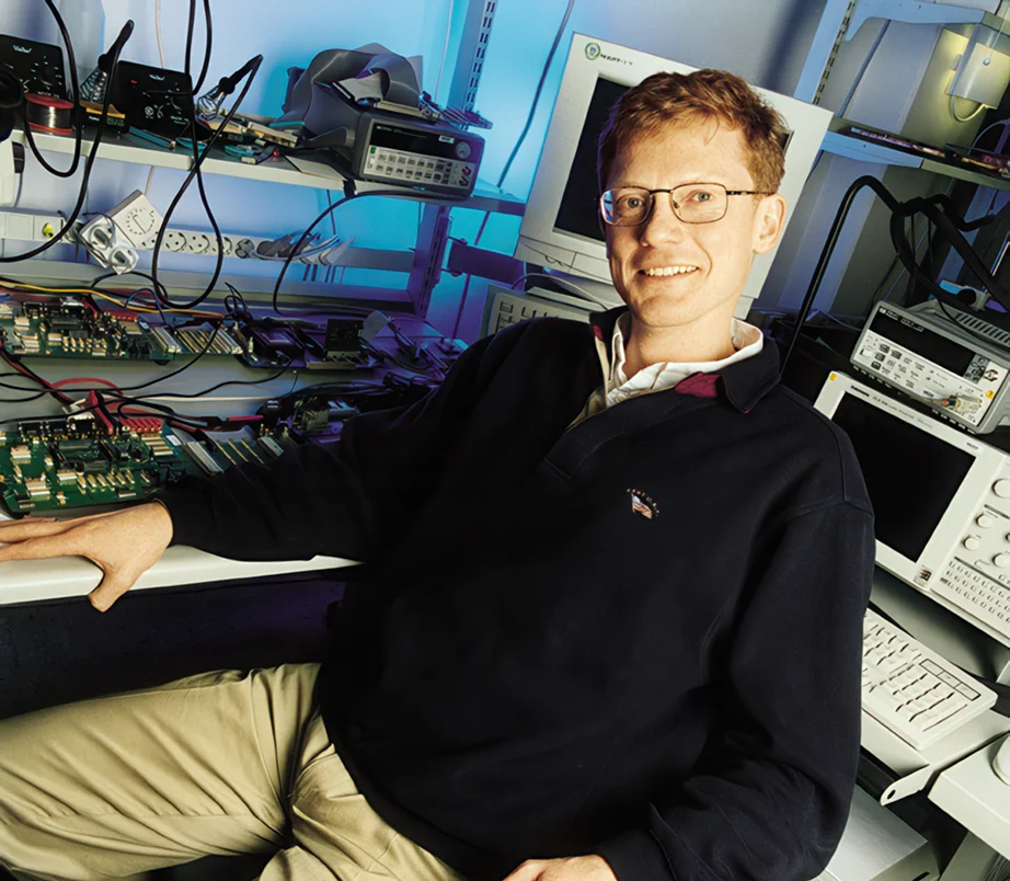 Jaap Haartsen in 1999 op Kantoor in Lund, te midden van de transistors, diodes en weerstanden.